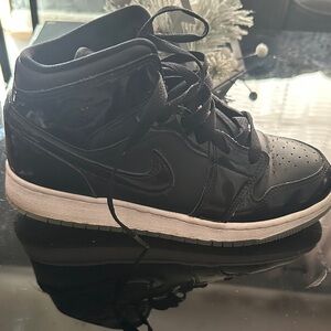 Nike Boys big kids 4.5y Black High-Top Sneakers